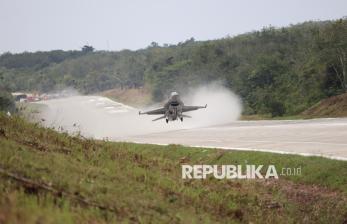 Uji Coba Landasan Darurat, Dua Jet Tempur TNI AU Mendarat di Tol Terpeka Lampung