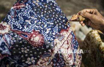 Melihat Lebih Dekat Proses Produksi Kain Batik Khas Lasem