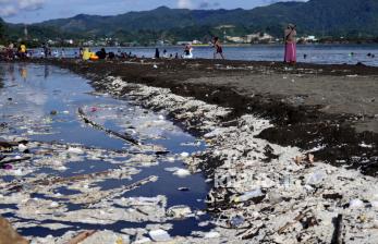 In Picture: Dipenuhi Sampah Plastik, Pantai Manakarra Terlihat Kumuh