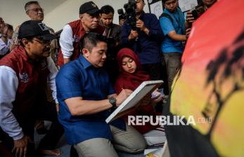 Momen Seskab Teddy Melukis Bersama Siswa Sekolah Rakyat