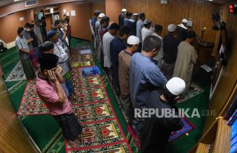 Bacaan Salam Imam, Apakah Wajib Dijawab Makmum Saat Sholat Berjamaah?