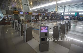 Suasana Terminal 3 Bandara Internasional Soekarno-Hatta terpantau sepi penumpang di Tangerang, Banten, Kamis (9/7/2020). Meski penerbangan telah kembali dibuka dengan persyaratan  seperti penumpang harus dengan memiliki hasil rapid atau PCR test negatif COVID-19, suasana di Bandara Soekarno Hatta masih terpantau sepi. ANTARA FOTO/Aditya Pradana Putra/aww. 