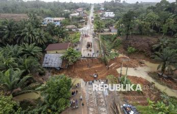 In Picture: Jalan lintas Sumatera di Jambi Terputus Akibat Hujan Deras