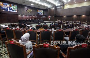 Ketua MK Tegur Ketua KPU Lantaran Izin Tinggalkan Sidang