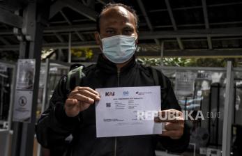 Calon penumpang menunjukkan surat keterangan hasil tes Covid-19 menggunakan alat GeNose C19 di Stasiun Bandung, Kota Bandung, Senin (15/2). Alat pendeteksi Covid-19 berbasis embusan napas GeNose C19 buatan tim riset UGM digunakan sebagai salah satu alternatif pemeriksaan Covid-19 yang hasilnya menjadi dokumen syarat perjalanan penumpang kereta api jarak jauh di Stasiun Bandung. Foto: Abdan Syakura/Republika