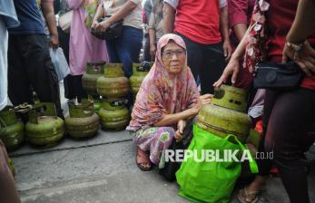 In Picture: Wajah Lelah Kaum Ibu Berburu Gas Elpiji 3 Kg 