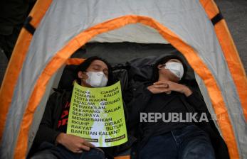 Massa yang tergabung dalam Aliansi Nasional Reformasi KUHP melakukan aksi berkemah di depan Gedung DPR RI, Jakarta, Selasa (6/12/2022). Dalam aksinya, mereka menolak pengesahan Rancangan Kitab Undang-Undang Hukum Pidana (RKUHP) yang baru disahkan DPR RI, karena dinilai proses pembentukannya tidak partisipatif dan transparan serta memiliki pasal-pasal yang bermasalah yang berpotensi mengancam hak-hak masyarakat. Republika/Thoudy Badai