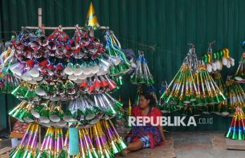 Nada Sunyi Pedagang Terompet Menyambut Malam Pergantian Tahun