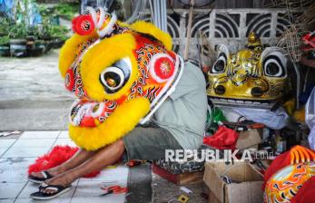 In Picture: Melihat Kesibukan Para Perajin Pembuatan Barongsai dan Liong Jelang Imlek