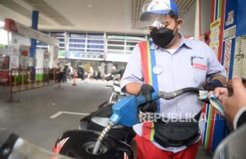 Seorang petugas mengisi bahan bakar minyak (BBM) jenis Pertamax ke salah satu kendaraan di stasiun pengisian bahan bakar umum (SPBU) di kawasan Kuningan, Jakarta, Rabu (30/3/2022). Komisi VI DPR RI mendukung penyesuaian harga BBM non subsidi mengikuti harga keekonomian minyak dunia untuk menjamin kesehatan keuangan Pertamina dalam menjalani penugasan pemerintah.Prayogi/Republika.