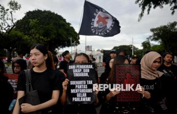 Bendera Soeharto Bukan Pahlawan Berkibar di Depan Istana Merdeka