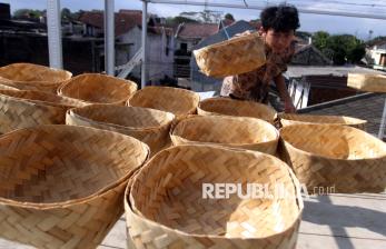 Perajin Besek Bambu Kebanjiran Pesanan Jelang Idul Adha