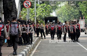 Personel Kepolisian berjaga di area titik aksi di kawasan Patung Kuda, Jakarta, Senin (11/4/2022). Polda Metro Jaya mengerahkan 5.626 personel gabungan termasuk dari Mabes Polri dan Kodam Jaya untuk menjaga keamanan saat rencana aksi mahasiswa di sekitar Patung Kuda, Monas, Jakarta Pusat. Republika/Thoudy Badai
