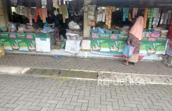 Warga berbelanja kebutuhan sehari-hari di Pasar Ngasem, Yogyakarta. Pemerintah diminta melibatkan Induk Koperasi Pedagang Pasar (Inkoppas), dalam pendistribusian minyak goreng satu harga ke tengah masyarakat. Hal ini guna mencegah antrian panjang di sejumlah titik pendistribusian migor yang menimbulkan pemandangan tidak elok.