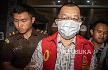 In Picture: Kenakan Rompi Tahanan, Hendri Zainuddin Ditahan Kejati Sumsel
