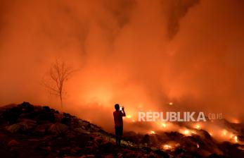 Kebakaran di TPA Sumompo Manado