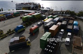 Antrean Truk di Pelabuhan Ferry Bastiong Ternate