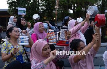 Pukul Panci dan Rantang, Puluhan Perempuan Gelar Aksi Keprihatinan Kasus Keracunan MBG