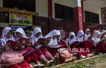 In Picture: Ruang Kelasnya Disegel, Siswa SDN Senangsari Belajar di Teras Sekolah