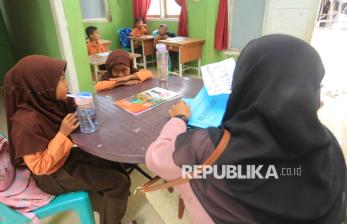 Ruang Puskesmas hingga Balai Pengajian Jadi Kelas Darurat Siswa SDN Alue Lhok