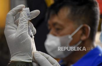 Vaksinator menyiapkan vaksin Covid-19 jenis Pfizer untuk disuntikkan ke warga, (ilustrasi)