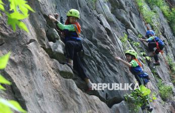 Intip Momen Keseruan Siswa Sekolah Alam Bandung Taklukkan Tebing Citatah