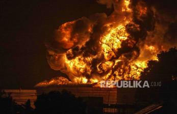 Kobaran api terlihat di Kilang Pertamina Internasional (KPI) RU IV Cilacap, Jawa Tengah, Ahad (14/11/2021) dini hari. Tangki 36 T 102 terbakar pada Sabtu (13/11/2021) pukul 19.10 WIB itu berisi komponen pertalite.