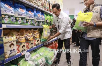 Tinjau Ritel Modern, Bulog Pastikan Tidak Ada Kelangkaan Stok Beras