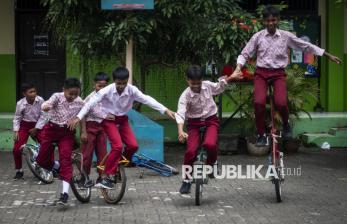 In Picture: Saat Siswa SD Berlatih Keterampilan Mengendarai Sepeda Roda Satu