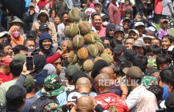 Ada Pesta Panen Raya, 1.500 Durian Dibagikan Gratis untuk Warga Kediri