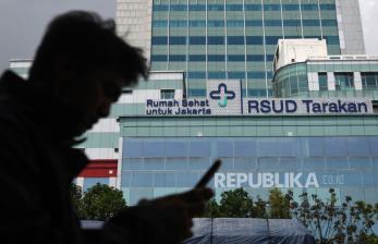 Pejalan kaki melintas di depan Rumah Sehat Untuk Jakarta (RSUD) Tarakan, Cideng, Jakarta, Kamis (4/8/2022). Pemerintah Provinsi DKI Jakarta mengganti istilah rumah sakit umum daerah (RSUD) menjadi Rumah Sehat Untuk Jakarta dan akan menerapkan pada 31 rumah sakit milik pemerintah yang ada di Ibukota untuk mengubah pandangan masyarakat terhadap rumah sakit. 