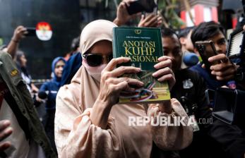 Enam Jam Diperiksa KPK, Rita Widyasari Keluar Membawa Buku Anotasi KUHP