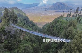 Menikmati Panorama Bromo dari Jembatan Kaca di Ketinggian 83 Meter
