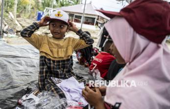 Senyum Pelajar Penyintas Bencana di Aceh Timur Terima Bantuan Seragam Sekolah