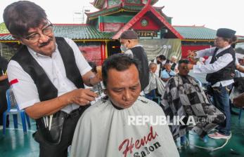 Berkah Ramadhan, Warga Surabaya Dapat Layanan Potong Rambut Gratis di Masjid