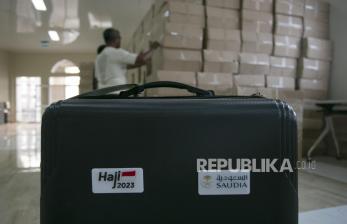 Distribusi Koper Jamaah Haji di Embarkasi Kertajati, Indramayu ...