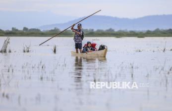Akses Jalan Terendam Banjir, Siswa di Makassar Gunakan Sampan untuk Berangkat Sekolah