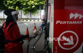 Petugas SPBU menggunakan alat pelindung wajah (Face Shield) saat melayani konsumen di SPBU 31-164-01 Margonda, Depok, Jawa Barat, Ahda (10/5). Petugas SPBU yang berhubungan langsung dengan komsumen tersebut menggunakan alat pelindung wajah sebagai upaya untuk melindungi diri, keluarganya maupun orang lain dalam upaya pencegahan penyebaran COVID-19