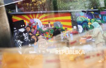 Adu Kreativitas Seniman Mural di Festival Kali Pasir