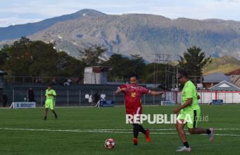 Aksi Wapres Gibran Main Bola Bersama Anak Papua