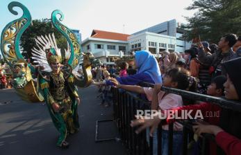 In Picture: Pawai Budaya dan Parade Mobil Hias Meriahkan Surabaya Vaganza 2024