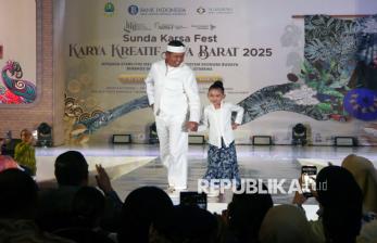 Momen Dedi Mulyadi Jadi Model Fashion Show di KKJB 2025