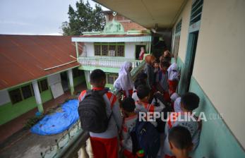In Picture: Terdampak Banjir Bandang, Siswa SD 03 Koto Tuo Menumpang Belajar di Sekolah lain