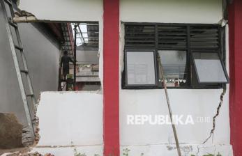 Dua Ruang Kelas SD di Pandeglang Rusak Akibat Pergerakan Tanah