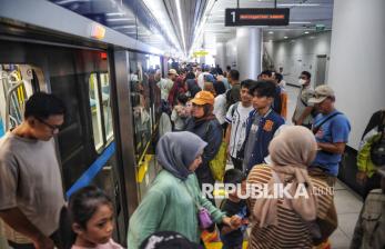 In Picture: Libur Tahun Baru, Penumpang MRT dan TransJakarta Membludak