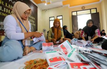 In Picture: KPU Kota Blitar Lakukan Penyortiran dan Pelipatan Surat Suara Pilkada