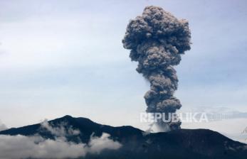 In Picture: Erupsi Gunung Marapi Semburkan Abu Setinggi 2 ribu meter