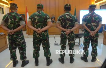 4 Anggota BAIS TNI Jalani Sidang Perdana Kasus Penyiraman Air Keras Andrie Yunus