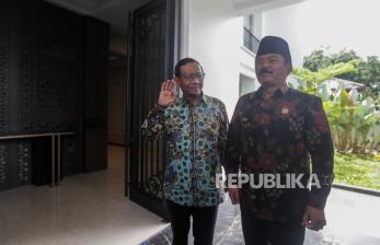 Menteri Koordinator Politik, Hukum dan Keamanan (Menkopolhukam) Hadi Tjahjanto (kanan) dan pejabat lama Menkopolhukam Mahfud MD saat akan melakukan pertemuan di Jakarta, Kamis (22/2/2024). Hadi tjahjanto menemui Mahfud MD untuk meminta masukan dan membicarakan program yang akan dikerjakan di Kemenkopolhukam.