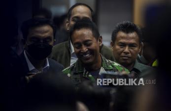 Kepala Staf Angkatan Darat (KSAD) Jenderal TNI Andika Perkasa menjawab pertanyaan wartawan usai menjalani uji kelayakan dan kepatutan sebagai calon panglima TNI di Kompleks Parlemen, Senayan, Jakarta, Sabtu (6/11). Komisi I DPR RI menyetujui Jenderal TNI Andika Perkasa sebagai calon Panglima TNI yang baru menggantikan Panglima TNI Marsekal Hadi Tjahjanto. Republika/Putra M. Akbar